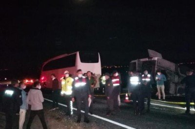 Öğrencileri taşıyan iki otobüs kaza yaptı, biri şarampole yuvarlandı: 27 yaralı