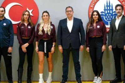 İBBSK Kadın Buz Hokeyi Takımı Deniz İnce'ye emanet