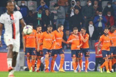 Kara Kartal zirve yolunda ağır yaralı! Beşiktaş, deplasmanda Başakşehir'e 3-2 yenildi