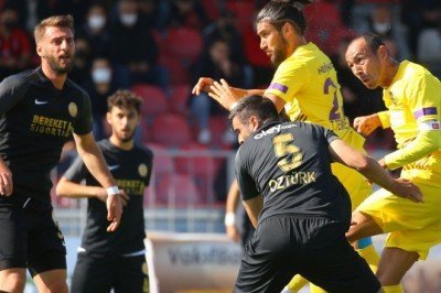 4 gollü maçta lider Ümraniye, Eyüpspor'a takıldı! Umut Bulut yine attı...