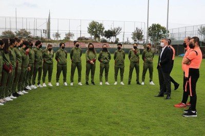 Ağaoğlu'ndan kadın futbol takımına ziyaret