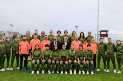 Ahmet Ağaoğlu, kadın futbol takımı oyuncularını ziyaret etti