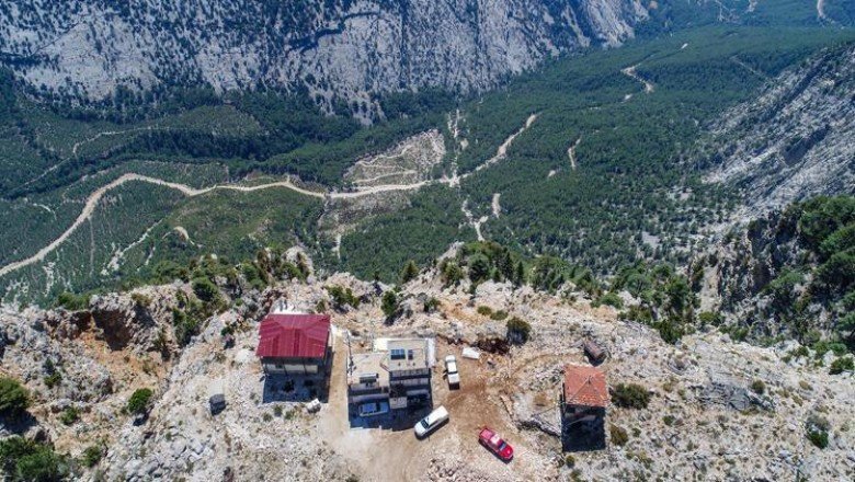 Antalya'da 'duman gözcüsü' anne ve baba, nöbeti evlatlarına devretti