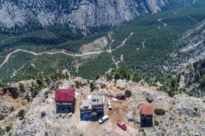 Antalya'da 'duman gözcüsü' anne ve baba, nöbeti evlatlarına devretti