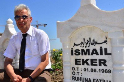 Eşinin yanına mezarını yaptırdı