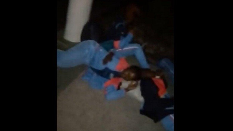 Kadın futbolcular otelden atıldı! Sokakta uyudu...