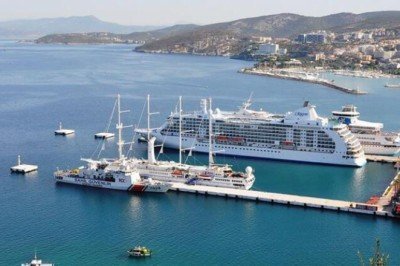 Kuşadası Limanı'na 16 ay sonra ilk kruvaziyer gemisi yanaştı