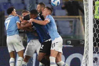 Lazio-Inter maçında ortalık savaş alanına döndü! Yıldız futbolcular boğaz boğaza kavga etti