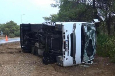 Manavgat'ta tur otobüsü devrildi: 8 yaralı
