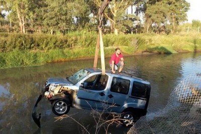Sulama kanalına düşen araçtan son anda canını kurtardı