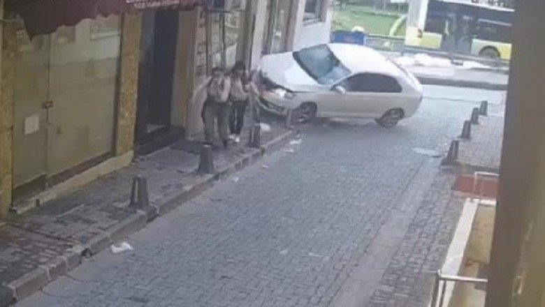 Beyoğlu'nda korku dolu anlar! Turistler saniyelerle kurtuldu