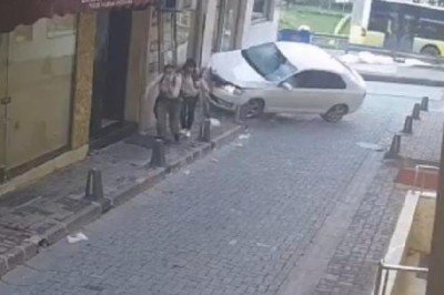 Beyoğlu'nda korku dolu anlar! Turistler saniyelerle kurtuldu