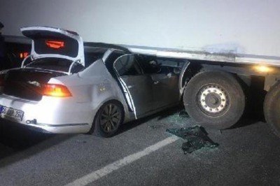 Eskişehir'de otomobil TIR'a çarptı! Emekli emniyet müdürü ile oğlu hayatını kaybetti