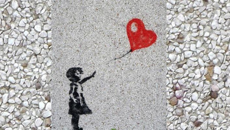 İngiliz sokak sanatçısı Banksy&amp;#39;nin parçalanan eseri 18,5 milyon sterline satıldı