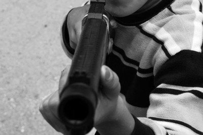 Silahla oynayan çocuk kardeşini öldürdü