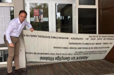 Zonguldak'ta 'Gençliğe Hitabe' levhasının kesilip mazgal kapatılmasına inceleme