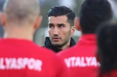 Antalyaspor'da hocalığa getirilen Nuri Şahin, futbolu bıraktı