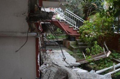 Avcılar'da yine balkon çöktü! Bina mühürlendi