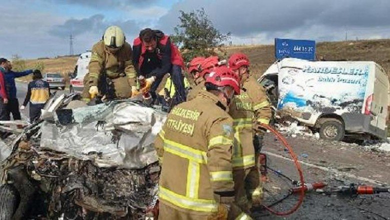 Otomobil ile minibüs kafa kafaya çarpıştı! Acı haber geldi