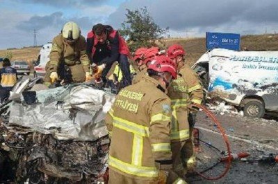 Otomobil ile minibüs kafa kafaya çarpıştı! Acı haber geldi
