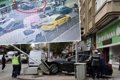 Otomobilinde tehdit edilen sürücü direğe çarptı