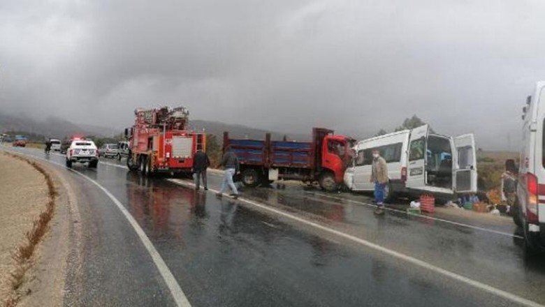 Servis minibüsüyle kamyonet çarpıştı! 2 ölü, 11 yaralı