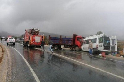Servis minibüsüyle kamyonet çarpıştı! 2 ölü, 11 yaralı