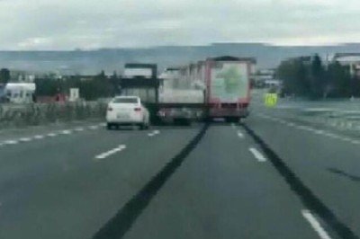 TIR sürücülerinin 'yol verme' inatlaşması kazayla bitti