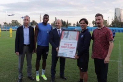 Adana Demirspor'dan Kovid-19'la mücadele için yürütülen aşılama kampanyasına destek