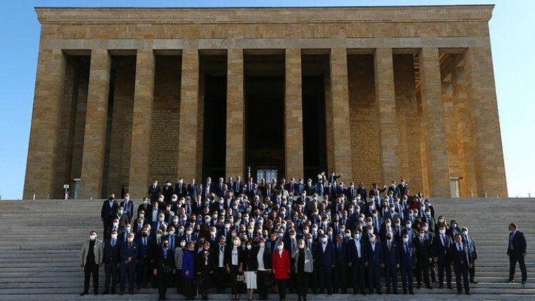 İçişleri Bakanı Soylu ve beraberindeki heyet, Muhtarlar Günü nedeniyle Anıtkabir'i ziyaret etti