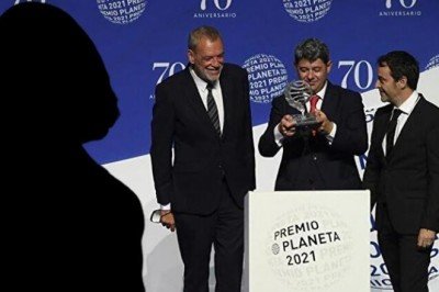 Ödüllü kadın yazarın aslında üç erkek olduğu ortaya çıktı