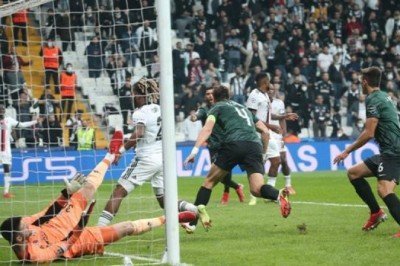 Sporting'in attığı gollerin hepsinin kornerden gelmesi Beşiktaş taraftarını çileden çıkardı