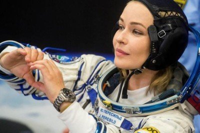 Uzayda ilk uzun metrajlı filmi çeken Rus ekibi dünyaya döndü