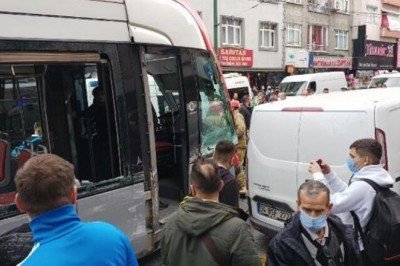 Zeytinburnu'nda tramvayla panelvan araç çarpıştı!