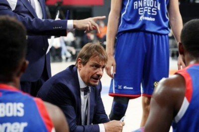 Anadolu Efes, Euroleague'de ilk galibiyet peşinde