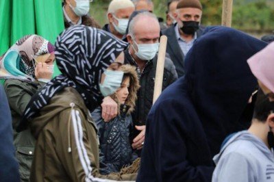 İki kardeş 15 dakika arayla koronavirüsten hayatını kaybetti