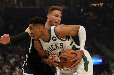 Son şampiyon Bucks sezonu galibiyetle açtı