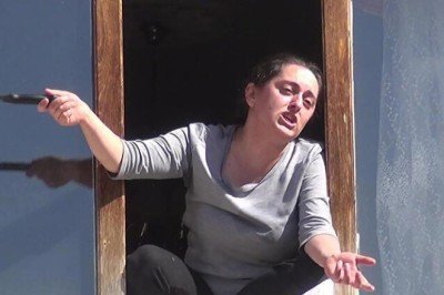 Uzaklaştırma kararını ihlal eden eşi eve gelince çılgına döndü: Seyir var seyredin