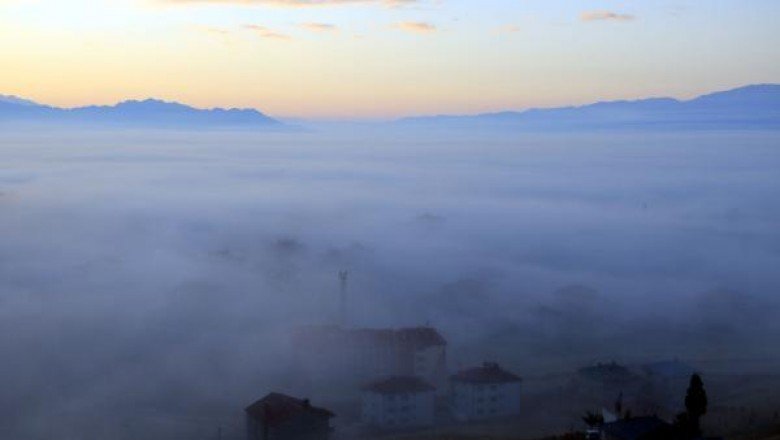 Yüksekova'yı sis kapladı