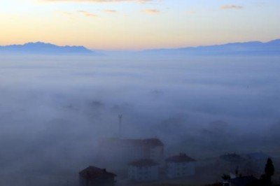 Yüksekova'yı sis kapladı