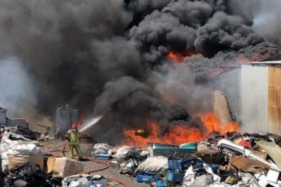 Bursa'da geri dönüşüm deposunda yangın paniği