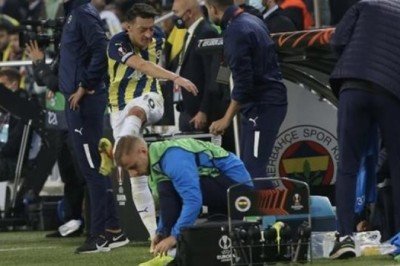 Su şişelerini neden tekmeledi? Antwerp maçının olay adamı Mesut Özil sessizliğini bozdu