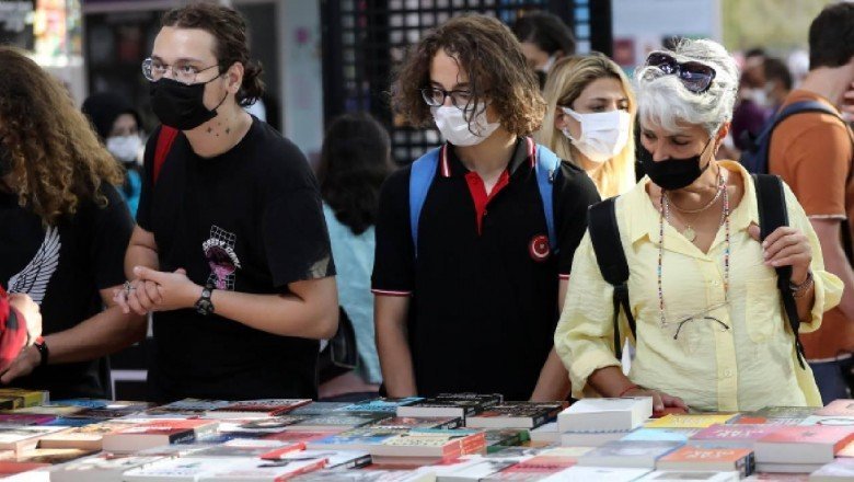 11. Antalya Kitap Fuarı'na ziyaretçi ilgisi sürüyor