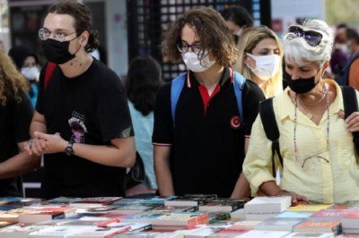 11. Antalya Kitap Fuarı'na ziyaretçi ilgisi sürüyor