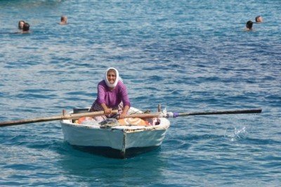 82 yaşındaki kadın kayığıyla her gün denizde satış yapıyor
