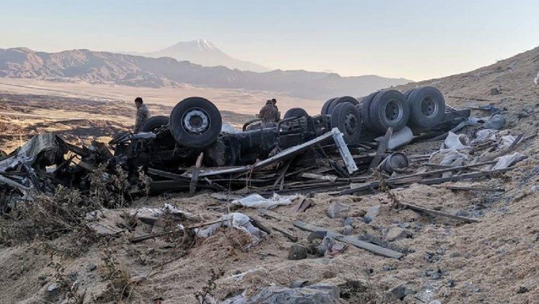 Ağrı'da saman yüklü kamyon devrildi: 2 ölü