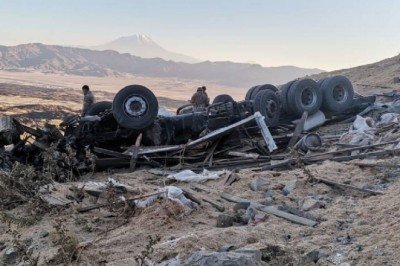 Ağrı'da saman yüklü kamyon devrildi: 2 ölü