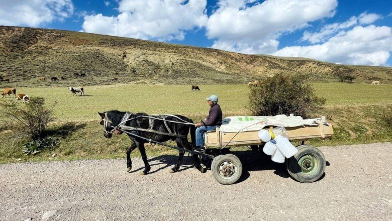 Atıyla köy köy gezip çerçilik yapıyor