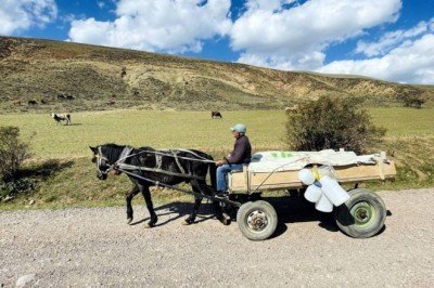 Atıyla köy köy gezip çerçilik yapıyor
