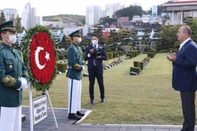 Bakan Çavuşoğlu'ndan BM Anıt Mezarlığı'na ziyaret